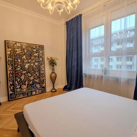 Big - Center - 4 - 6 Beds - 2 Balcony - 12 People - 100m2 * Breslavia