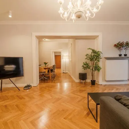 Big - Center - 4 - 6 Beds - 2 Balcony - 12 People - 100m2 Lejlighed