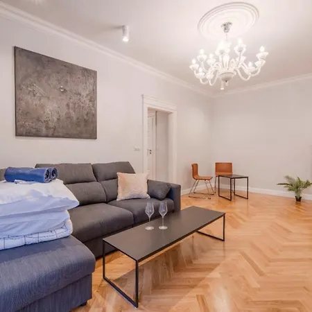Big - Center - 4 - 6 Beds - 2 Balcony - 12 People - 100m2 * فروتسواف