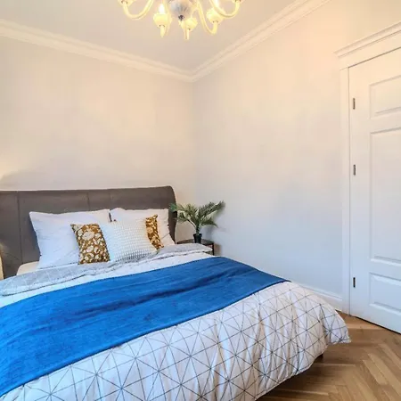شقة Big - Center - 4 - 6 Beds - 2 Balcony - 12 People - 100m2 *