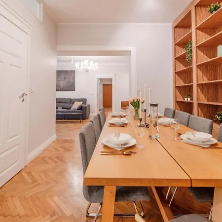 Big - Center - 4 - 6 Beds - 2 Balcony - 12 People - 100m2 شقة فروتسواف